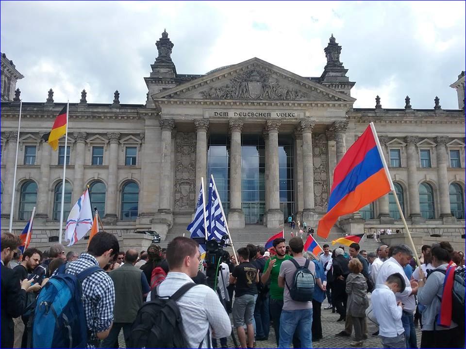 Assyrians, Armenians and Pontic Greeks in front of the Bundestag on June 2, 2016. ( Abut Can/AINA)